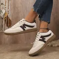 Stylische Retro-Sneaker in Weiß und Braun mit einer bequemen weichen Gummisohle. - Beige