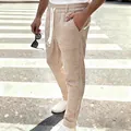 Detailopname van een beige geruite heren vrijetijdsbroek met een wit trekkoord - Lichtbeige Ruit