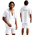 Vorder- und Rückansicht des weißen Leinen-Kapuzenshirts und der Shorts für Herren. - S / Oberteil Und Unterteil / Weiß