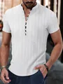 Detailansicht eines weißen Herren-Henley-Shirts mit Kurzarm und Textur-Muster. - S / Oberteile / Weiß
