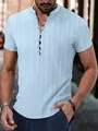 Κοντινή λήψη ενός γαλάζιου ανδρικού Henley πουκάμισου με ζακάρ ύφασμα και όρθιο γιακά - S / Tops / Γαλάζιο