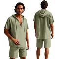 Vista dettagliata fronte e retro di un set di camicia con cappuccio e pantaloncini in lino. - Verde