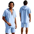 Completo estivo da uomo in lino azzurro con camicia con cappuccio e pantaloncini - Azzurro