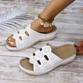Sandales compensées blanches élégantes avec motifs ajourés pour femmes, confort. - Blanc