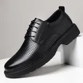 Elegantes zapatos de negocios de cuero perforado negro para hombres para bodas y oficina - Negro Calado