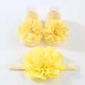 Vista detallada del conjunto de diadema y calcetines para bebé con flores amarillas - 0-1 Año (Talla Única) / Amarillo (Calcetines Flores + Diadema)