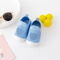 Atmungsaktive hellblaue gestrickte Babylauflernschuhe mit weichen weißen Sohlen - Blau (Artikel A14)