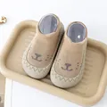 Ademende baby sok schoenen met kaki gebreid bovenwerk en een schattig beer gezicht patroon - Koffiebruin Glimlach Gezicht Stijl (G616)