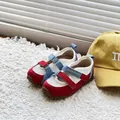 Detailweergave van de ademende mesh en rode suède sneakers voor kinderen - Beigerood