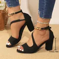 Gros plan de sandales noires à talons épais de 7 cm avec une bride à la cheville - Noir