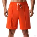 Gros plan d'un short de loisirs orange vif pour homme avec cordon de serrage et plis - S / Bas / Rouge Orangé (YYDK3)