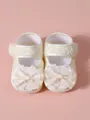 Vue détaillée de chaussures de princesse pour bébé en dentelle crème avec un élégant nœud - Nœud en Dentelle Beige