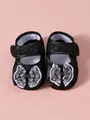 Détail rapproché de chaussures de princesse noires pour bébé avec nœud en dentelle - Nœud en Dentelle Noir