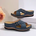 Sandali con zeppa blu navy da donna con tomaia traforata e dettagli in borchie metalliche. - 36 / Blu navy