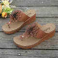 Detailansicht der braunen Damen-Keilsandaletten mit großer dekorativer Kunstlederblume - 36 / Khaki