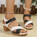 Détail de sandales à talons hauts noir et blanc avec fermetures velcro aux pieds - Noir et Blanc