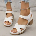 Gros plan détaillé de sandales en simili cuir blanc texturé avec brides velcro réglables - Blanc