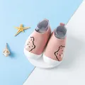 Pink knitted baby walking shoes with cute bear pattern and soft non-slip sole for toddlers - 13M (11.5cm) / Pink (A02)