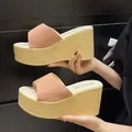 Eleganti ciabatte con zeppa da donna color pesca con spessa suola gialla a plateau - 34 / Colore loto