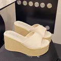 Sandali con zeppa in tessuto testurizzato crema con suola platform effetto paglia - 34 / Bianco avorio