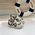 Vue détaillée de sandales d'apprentissage respirantes en mesh avec semelle souple enfant - Taille 17 (Longueur Intérieure 13cm) / Marron