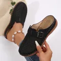 Dettaglio di sabot neri da donna con plateau estivo e motivi floreali traforati al laser. - 36 / Nero