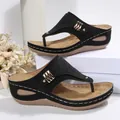 Sandales compensées noires à entre-doigts avec motifs laser et boucles dorées - 36 / Sandales Compensées Découpe Laser (389) / Noir