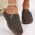 Dettaglio delle ciabatte con plateau da donna con motivi floreali tagliati al laser - 36 / Marrone