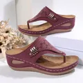 Sandales compensées bordeaux pour femmes avec motifs découpés au laser et rivets - 36 / Sandales Compensées Découpe Laser (389) / Bordeaux