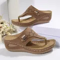 Élégantes sandales compensées marron avec motifs découpés au laser et boucles dorées - 36 / Sandales Compensées Découpe Laser (389) / Beige