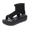 Détail de la sandale à plateforme en tricot noir avec une semelle tressée épaisse - 35 / Noir