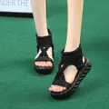 Sandales compensées en maille noire avec brides au crochet et semelle épaisse texturée - 35 / Noir Torsadé