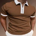 Nahaufnahme eines braunen Herren-Poloshirts mit weißem Reißverschlusskragen - Kaffeebraun