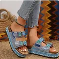 Detailopname van glitterende platform sandalen met strassteentjes en dubbele gespen. - Hemelsblauw