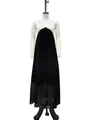 Détail d'une robe longue sans manches bicolore noir et blanc sur un mannequin - XS / Robes / Noir + Bretelles Blanches