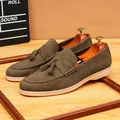 Καφέ σουέτ loafers με φούντες και άνετο slip-on σχεδιασμό για επαγγελματικό casual στυλ. - Καφέ