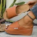 Gedetailleerd overzicht van bruine dames sleehak slippers met witte stiksel accenten - 36 / Donkerbruin