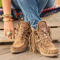 Braune Wildleder-Fransenstiefel im Western-Stil mit Schnürung und Mokassin-Nähten - Khaki