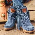 Detail von blauen Western-Stiefeletten mit Bohemian-Fransen und Mokassin-Nähten. - Blau