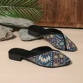 Spitze Mules im Ethno-Stil mit buntem geometrischem Webmuster und niedrigem Blockabsatz - Blaugrün