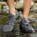 Sneldrogende outdoor waterschoenen van grijs mesh met antislipzool voor dames en heren - donkergrijs
