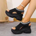 Sandales à plateforme en tricot noir avec détails à rayures blanches pour femmes - 36 / Noir