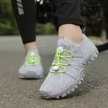 Lichtgewicht grijze mesh waterschoenen met levendige neongroene elastische veters - Lichtgrijs