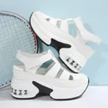 Sandalias de cuña blancas con plataforma, correas de velcro y diseño deportivo de punta cerrada - Blanco