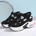 Elegantes sandalias de cuña negras con plataforma, tiras de velcro y suela blanca gruesa - Negro