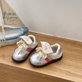 Nahaufnahme von atmungsaktiven Mesh-Baby-Turnschuhen im German-Trainer-Stil - Silberrosa