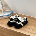 Detailansicht der atmungsaktiven Mesh-Baby-German-Army-Trainerschuhe auf Holz. - Schwarz