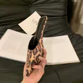 Detailansicht modischer Pantoletten mit Leopardenmuster, Spitze und Blockabsatz - Leopardenprint