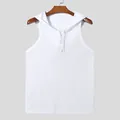 Detailansicht des weißen Mesh-Fitness-Tank-Tops mit Kapuze und praktischem Kordelzug - S / Oberteile / Weiß