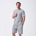 Herren Sommer Freizeitset aus grauem Strickjacquard T-Shirt und Shorts am Model - S / Oberteil Und Unterteil / Grau